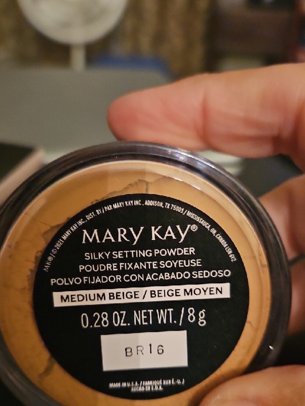 Mary Kay Silky Setting Powder - Medium Beige - Picture 5 of 5